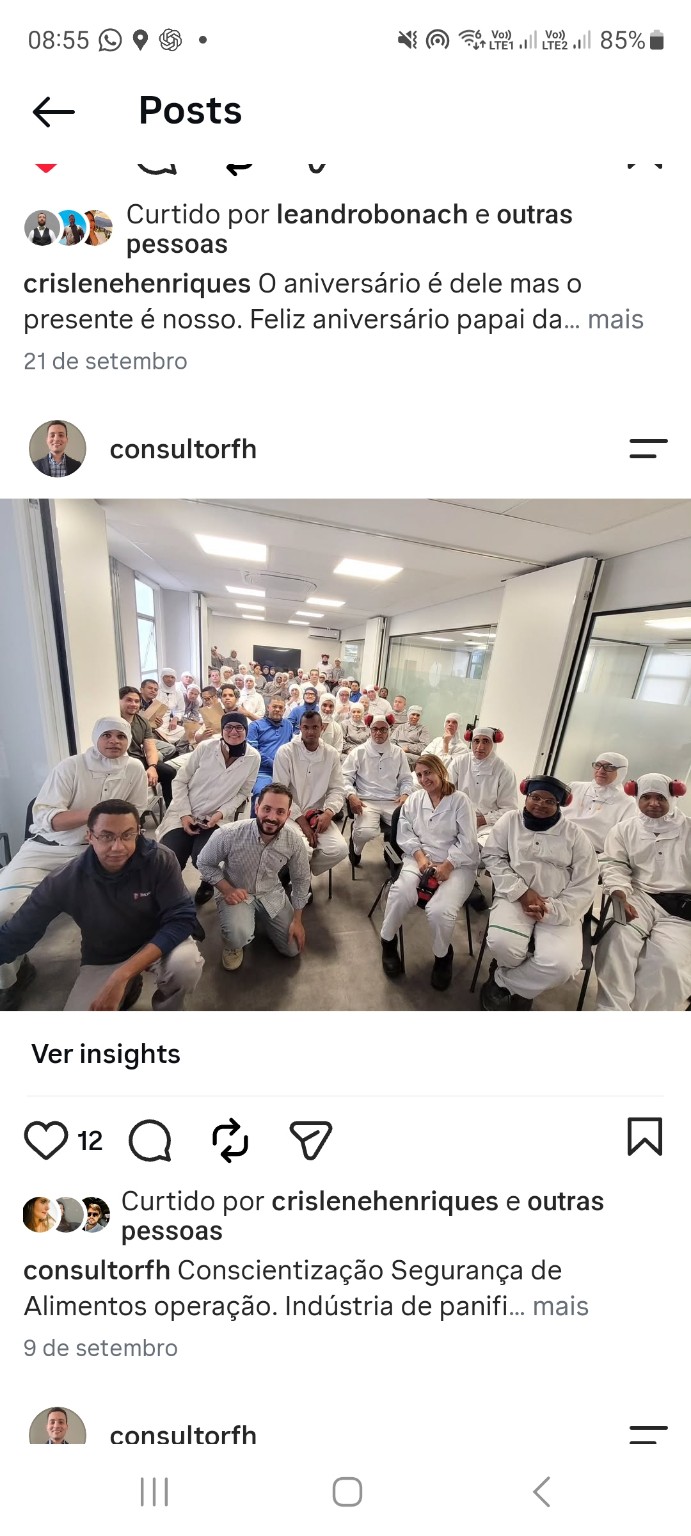 Participantes de uma atividade presencial em ambiente industrial.